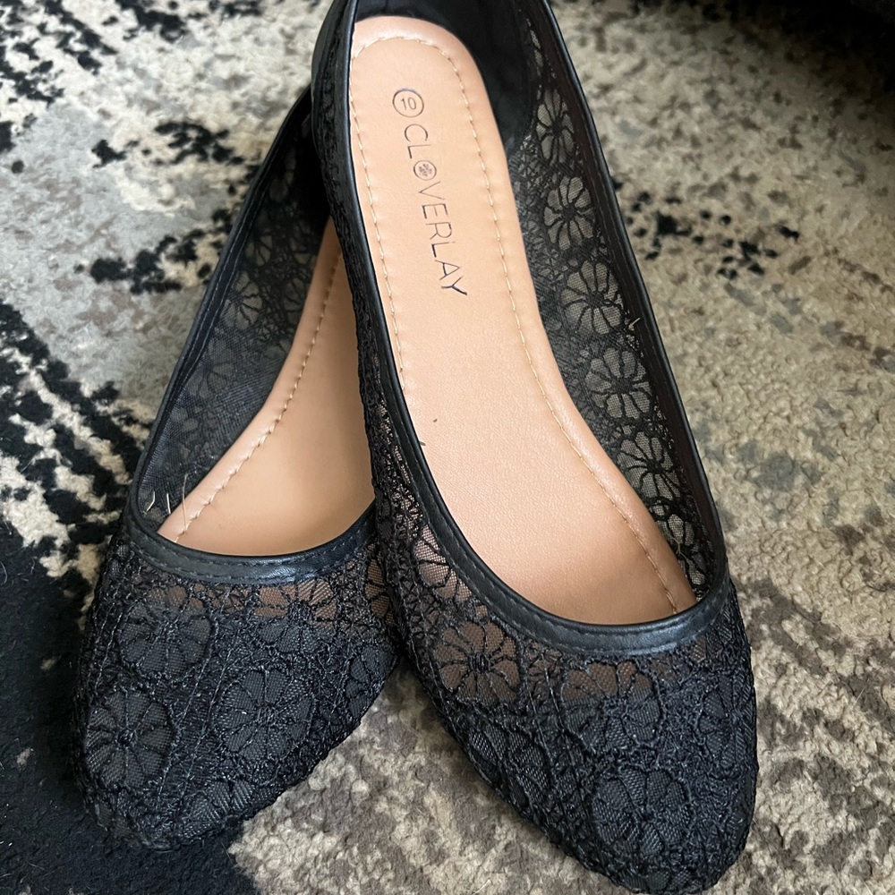 Black lacy flats